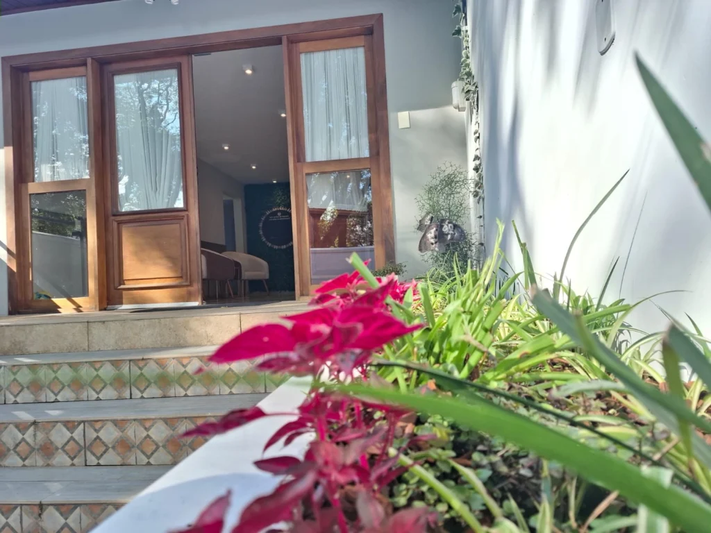 Fachada da clínica Odontozoo CWB odontologia veterinária em Curitiba no Hugo Lange.